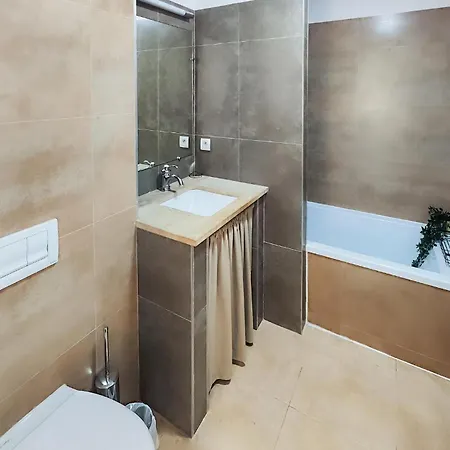 2 Bedroom Lovely In Saint-laurent-de-la-ca