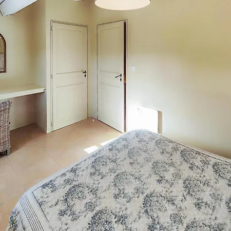 2 Bedroom Lovely In Saint-laurent-de-la-ca
