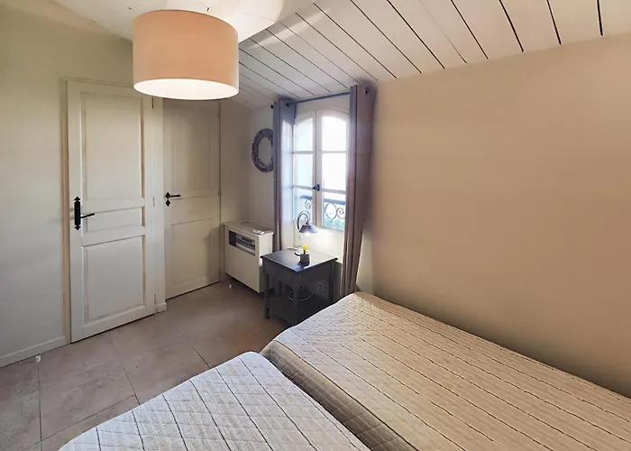 2 Bedroom Awesome In Saint-laurent-de-la-ca 펜션