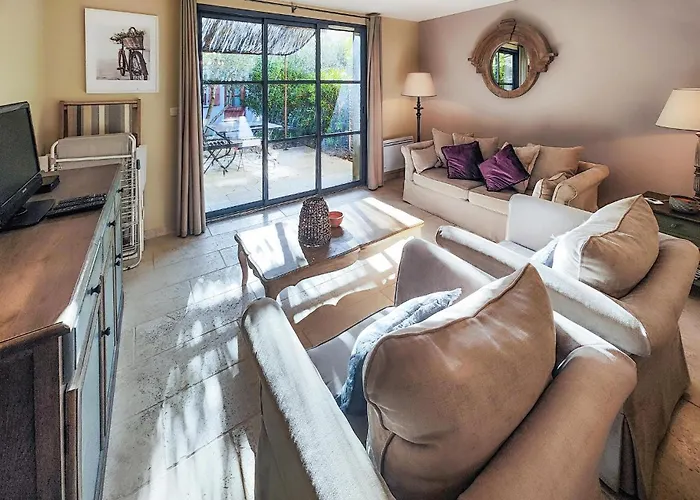 2 Bedroom Awesome In Saint-laurent-de-la-ca 펜션
